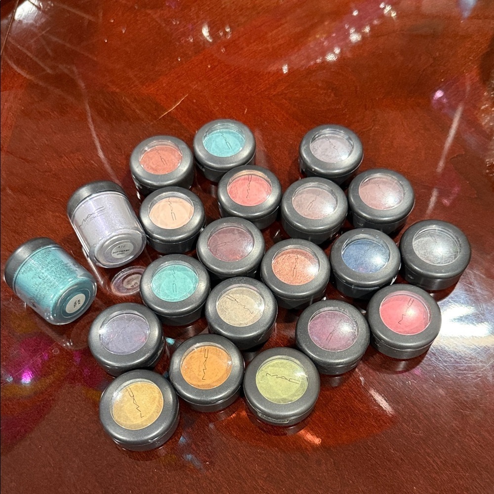 21 MAC Cosmetics Vibrant Eyeshadow Collection